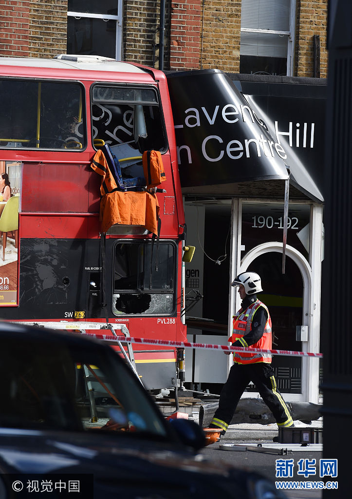 当地时间2017年8月10日，英国伦敦，交通高峰时刻，伦敦西南部一辆双层公共汽车撞入路边一商店，造成6人受伤。两名妇女被困在大巴的上层车厢，消防队员正在用专业工具对这两名妇女进行救助，警察和急救车也已赶赴现场。据警方介绍，发生事故的是77路公交大巴，目前伤员没有生命危险。发生事故的路段需要暂时封路，以便警方调查并确认现场情况。***_***Emergency services at the scene in Lavender Hill, southwest London, after a bus left the road and hit a shop.