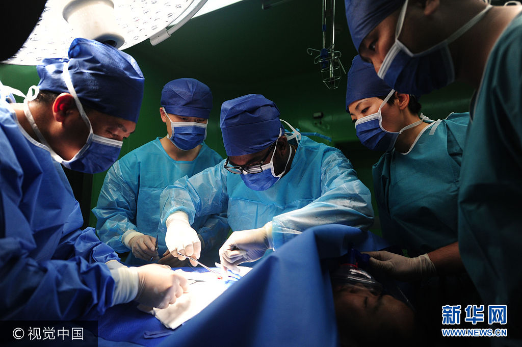 ***_***当地时间2017年8月8日，斯里兰卡，斯海军骨科医生斯瓦卢奔（左三）与和平方舟医护人员联合对“伤员”进行手术。