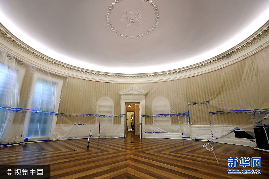 當地時間2017年8月11日，美國華盛頓，美國總統特朗普正在進行為期17天的&ldquo;工作休假&rdquo;，白宮忙著翻修。據白宮方面介紹，此次翻修改造由美國總務管理局負責，主要針對白宮西翼辦公樓，須在特朗普返回華盛頓前完成。***_***WASHINGTON, DC - AUGUST 11:  The Oval Office sits empty and the walls covered with plastic sheeting during renovation work at the White House August 11, 2017 in Washington, DC. The Government Services Administration is overseeing the rennovation work during the two week project to update and repair the working area of the White House, including a replacement of the 27-year-old White House heating, ventilation and air conditioning systems.  (Photo by Chip Somodevilla/Getty Images)