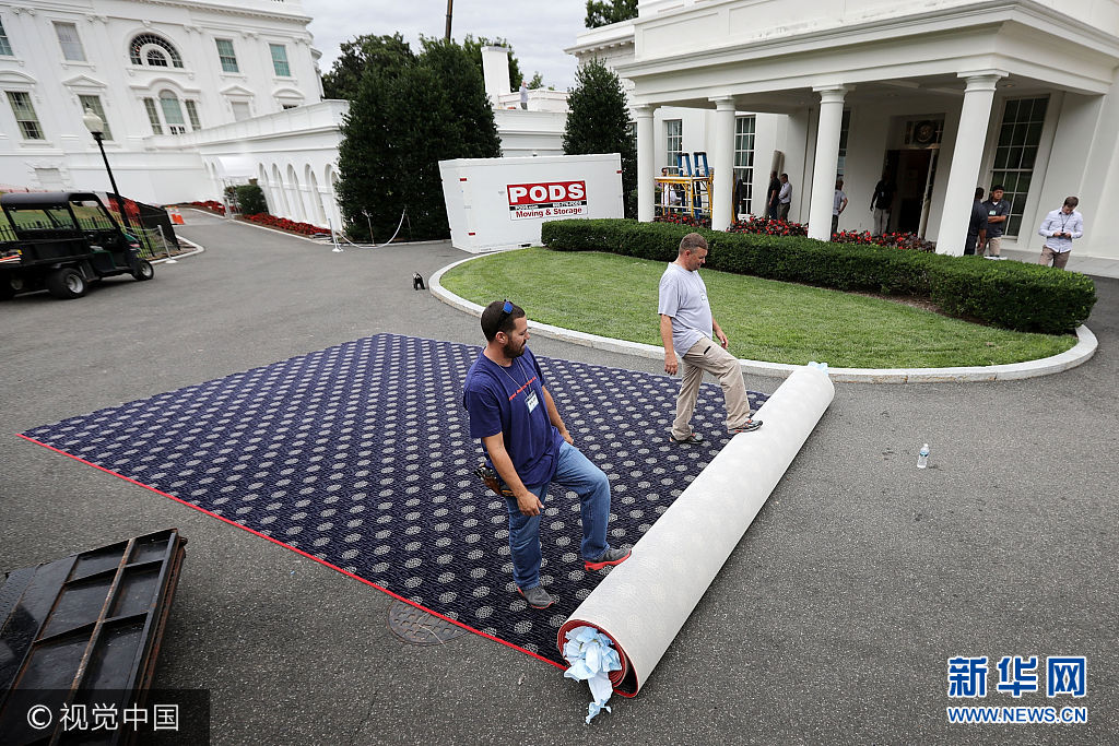 當地時間2017年8月11日，美國華盛頓，美國總統特朗普正在進行為期17天的&ldquo;工作休假&rdquo;，白宮忙著翻修。據白宮方面介紹，此次翻修改造由美國總務管理局負責，主要針對白宮西翼辦公樓，須在特朗普返回華盛頓前完成。***_***WASHINGTON, DC - AUGUST 11:  Workers measure and cut new carpeting in the driveway outside the West Wing during rennovation work at the White House August 11, 2017 in Washington, DC. The Government Services Administration is overseeing the rennovation work during the two week project to update and repair the working area of the White House, including a replacement of the 27-year-old White House heating, ventilation and air conditioning systems.  (Photo by Chip Somodevilla/Getty Images)