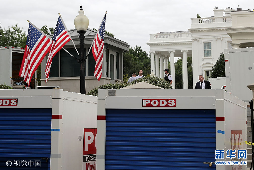 當地時間2017年8月11日，美國華盛頓，美國總統特朗普正在進行為期17天的&ldquo;工作休假&rdquo;，白宮忙著翻修。據白宮方面介紹，此次翻修改造由美國總務管理局負責，主要針對白宮西翼辦公樓，須在特朗普返回華盛頓前完成。***_***WASHINGTON, DC - AUGUST 11:  Furniture and materials from the White House are stored in temporary containers outside the West Wing while remodeling work continues August 11, 2017 in Washington, DC. The Government Services Administration is overseeing the rennovation work during the two week project to update and repair the working area of the White House, including a replacement of the 27-year-old White House heating, ventilation and air conditioning systems.  (Photo by Chip Somodevilla/Getty Images)