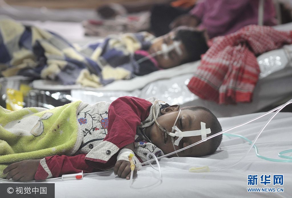 當地時間2017年8月12日,印度北方邦戈勒克布爾市最大的公立醫院BRD醫院(Baba Raghav Das)不到一周時間,有大約70名兒童死亡。隨後媒體爆出,該醫院因欠款被供應商中斷氧氣瓶供應,許多病重兒童只能用人工手動呼吸袋。雖然當地政府極力否認大量兒童死亡與“缺氧”有直接聯係,但很難説服輿論,憤怒之火已經在該國輿論場燃燒,有人甚至將矛頭指向總理莫迪。***_***A child admitted in BRD medical college inside the encephalitis ward in Lucknow, India on August 13, 2017. Around 70 children have died for various reasons including lack of oxygen supply in last few days. (Photo by Deepak Gupta/Hindustan Times ) *** Please Use Credit from Credit Field *** Photo via Newscom