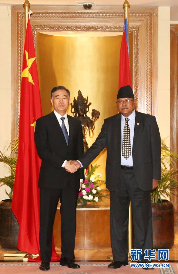 8月15日，正在尼泊尔访问的中国国务院副总理汪洋（左）在加德满都同尼泊尔副总理兼联邦事务与地方发展部长加奇恰达尔举行会谈。新华社发（苏尼尔·夏尔马摄）
