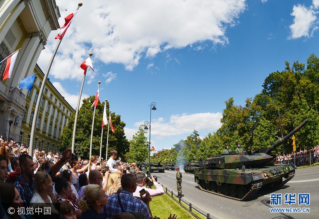 当地时间2017年8月15日，波兰华沙，波兰举行建军节阅兵仪式。***_***WARSAW, POLAND - AUGUST 15, 2017: Military hardware during a parade marking Poland's Armed Forces Day. Alexei Pantsikov/TASS