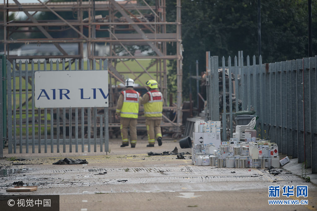 當地時間2017年8月16日，英國倫敦，倫敦紹森德機場附近發生爆炸，現場濃煙滾滾，消防人員緊急趕往現場。***_***Emergency services at the scene of fire at the Air Livery hanger at Southend Airport in Essex.