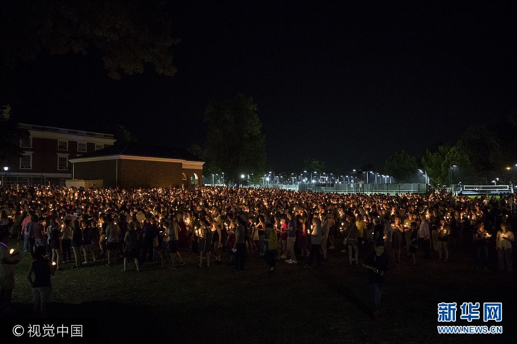 当地时间2017年8月16日，美国弗吉尼亚州夏洛茨维尔，数千人手捧蜡烛沿此前“白人至上”集会路线游行，抗议“白人至上主义”。***_***CHARLOTTESVILLE, USA - AUGUST 16: Thousands gather with candles to march along the path that White Supremacists took the prior Friday with torches on the University of Virginia Campus in Charlottesville, United States on August 16, 2017. (Photo by Samuel Corum/Anadolu Agency/Getty Images)