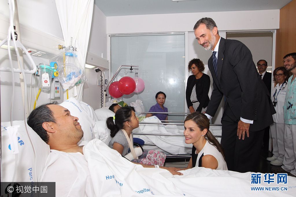 当地时间2017年8月19日，西班牙巴塞罗那，西班牙国王菲利普六世和莱蒂齐亚王后探望巴塞罗那恐袭案伤者。***_***BARCELONA, SPAIN - AUGUST 19:  In this handout photo provided by Casa de S.M. el Rey de Espana, King Felipe VI of Spain and Queen Letizia of Spain visits victims of last Thursday's terrorist attack at the Hospital de la Santa Creu i Sant Pau on August 19, 2017 in Barcelona, Spain. Thirteen people were killed and dozens injured in the Las Ramblas area of Barcelona when a van hit crowds on August 17.  (Photo by Casa de S.M. el Rey de Espana via Getty Images)