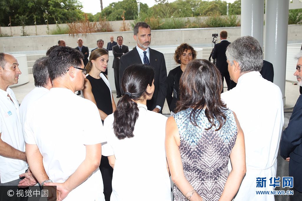 当地时间2017年8月19日，西班牙巴塞罗那，西班牙国王菲利普六世和莱蒂齐亚王后探望巴塞罗那恐袭案伤者。***_***BARCELONA, SPAIN - AUGUST 19:  In this handout photo provided by Casa de S.M. el Rey de Espana, King Felipe VI of Spain and Queen Letizia of Spain meets with medical staff as they arrive to visit last Thursday's terrorist attack victims at the Hospital de la Santa Creu i Sant Pau on August 19, 2017 in Barcelona, Spain. Thirteen people were killed and dozens injured in the Las Ramblas area of Barcelona when a van hit crowds on August 17.  (Photo by Casa de S.M. el Rey de Espana via Getty Images)