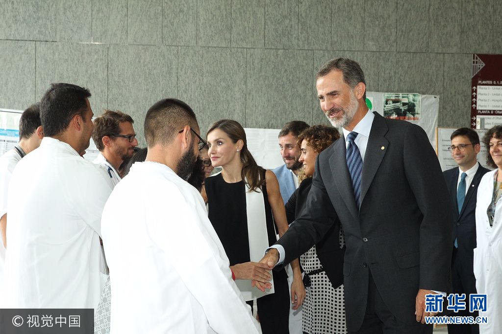 当地时间2017年8月19日，西班牙巴塞罗那，西班牙国王菲利普六世和莱蒂齐亚王后探望巴塞罗那恐袭案伤者。***_***BARCELONA, SPAIN - AUGUST 19:  In this handout photo provided by Casa de S.M. el Rey de Espana, King Felipe VI of Spain and Queen Letizia of Spain meets with medical staff as they arrive to visit last Thursday's terrorist attack victims at the Hospital de la Santa Creu i Sant Pau on August 19, 2017 in Barcelona, Spain. Thirteen people were killed and dozens injured in the Las Ramblas area of Barcelona when a van hit crowds on August 17.  (Photo by Casa de S.M. el Rey de Espana via Getty Images)