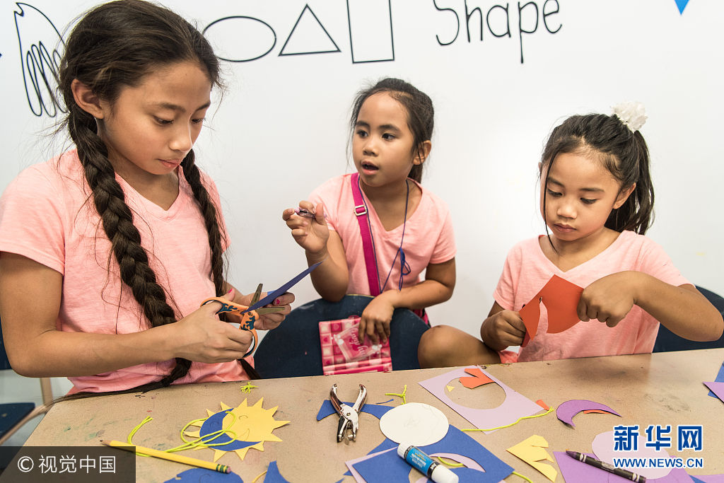 當地時間2017年8月20日，美國南卡羅萊納州哥倫比亞，民眾舉行活動準備觀賞日食奇觀。***_***COLUMBIA, SC - AUGUST 20: Out of state visitors Isabella Edralin, left, Kyleigh Ordinario, and Sophia Ordinario, participate in a hands on eclipse themed art program at the Columbia Museum of Art on August 20, 2017 in Columbia, South Carolina. The state capital city is one of the prime destinations for viewing Monday's solar eclipse and NASA expects clear weather could bring over a million visitors to the state. (Photo by Sean Rayford/Getty Images)