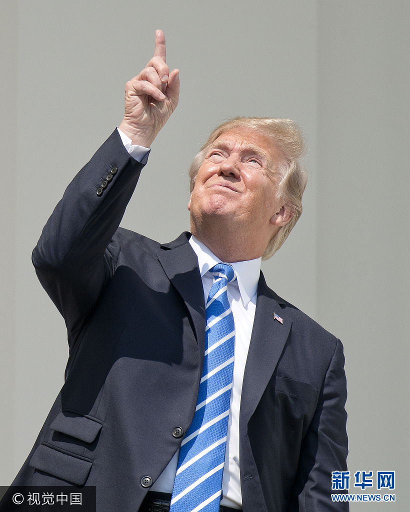 當地時間2017年8月21日,美國華盛頓,美國總統特朗普、“第一夫人”梅拉尼婭、“第一千金”伊萬卡、司法部長塞申斯及商務部長威爾伯·羅斯等人在白宮陽臺上觀看日全食。 此次日食始于東北太平洋,橫跨美國,至大西洋中部結束。當地時間21日上午9時5分(北京時間22日0時5分),美國西海岸民眾開始看到月亮逐漸遮蔽太陽;美國東部時間下午4時9分(北京時間22日4時9分),美國東海岸民眾可見的最後月亮陰影消失,美國本土可見的日食現象結束。此次日食在地球表面形成了113公裏寬的日全食帶,斜跨美國14個州。西起俄勒岡州林肯市、東至南卡羅來納州查爾斯頓的日全食帶地區生活的1220萬美國人,以及來自世界各地的天文愛好者都經歷了兩分鐘左右的完全黑暗。***_***United States President Donald J. Trump, right, points skywards as he looks at the partial eclipse of the sun without his protective glasses from the Blue Room Balcony of the White House in Washington, DC on Monday, August 21, 2017. (Photo by Ron Sachs/CNP/Sipa USA) Photo via Newscom