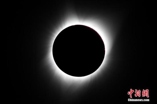 当地时间8月21日11时，在美国怀俄明州大提顿国家公园拍摄的日全食景观。此次日食在地球表面形成宽约113公里的日全食带，自西北向东南贯穿美国本土，美国14个州可观测到日全食。 <a target='_blank' href='http://www.chinanews.com/'><p  align=