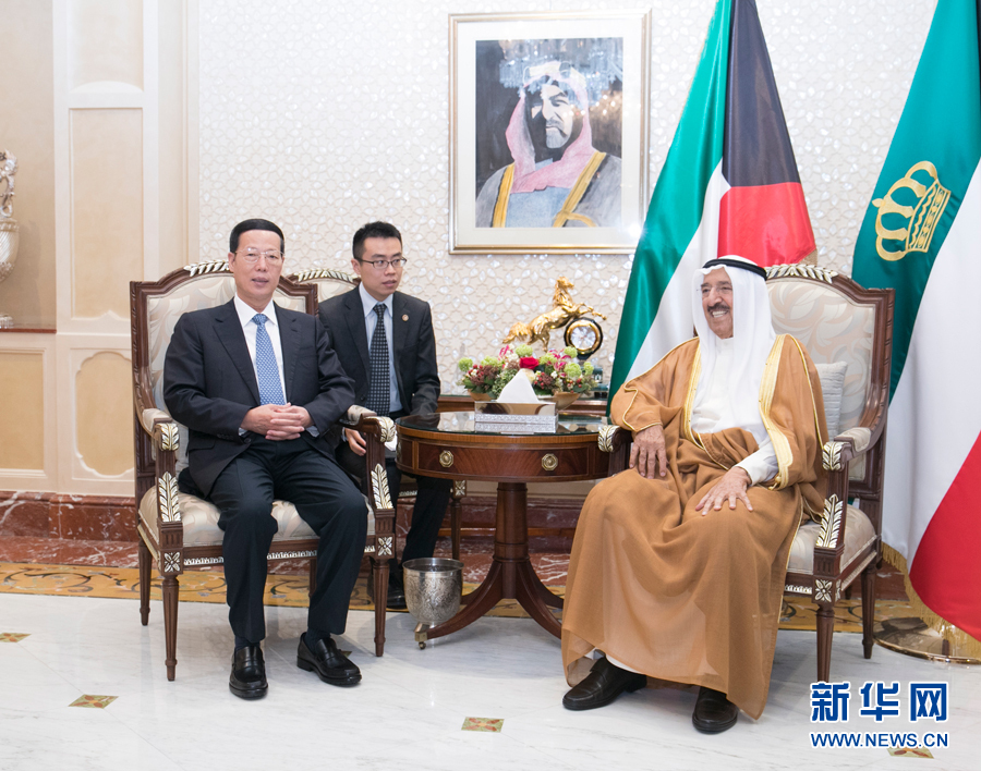 8月22日,应邀访问科威特的中共中央政治局常委、国务院副总理张高丽在科威特城会见科威特埃米尔萨巴赫。 新华社记者 王晔 摄 8月22日,应邀访问科威特的中共中央政治局常委、国务院副总理张高丽在科威特城会见科威特埃米尔萨巴赫。 新华社记者 王晔 摄