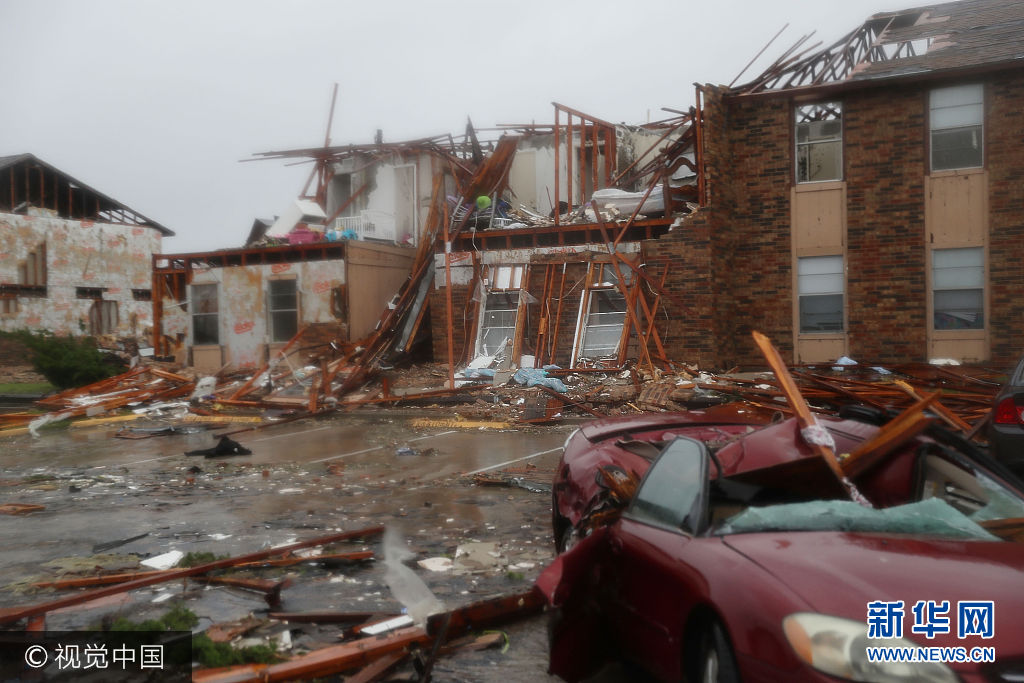 当地时间2017年8月26日，美国德克萨斯州，当地遭飓风侵袭。四级飓风“哈维”25日晚在美国得克萨斯州南部沿海地区登陆。此次飓风被认为是自2005年以来全美遭遇的最强飓风。***_***ROCKPORT, TX - AUGUST 26: A destroyed apartment complex is seen after Hurricane Harvey passed through on August 26, 2017 in Rockport, Texas. Harvey made landfall shortly after 11 p.m. Friday, just north of Port Aransas as a Category 4 storm and is being reported as the strongest hurricane to hit the United States since Wilma in 2005. Forecasts call for as much as 30 inches of rain to fall in the next few days. (Photo by Joe Raedle/Getty Images)