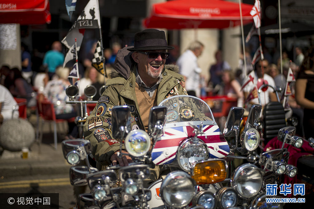 当地时间2017年8月27日，英国布赖顿，当地举行&ldquo;摩登派周末集会&rdquo;，民众骑摩托车参加。***_***BRIGHTON, ENGLAND - AUGUST 27: A rider sits on his scooter during The Mod Weekender, on August 27, 2017 in Brighton, England.  Brighton became the meeting place for Mods on their scooters in the 1960's and has continued to attract groups traditionally on the August Bank Holiday each year since. (Photo by Alan Crowhurst/Getty Images)