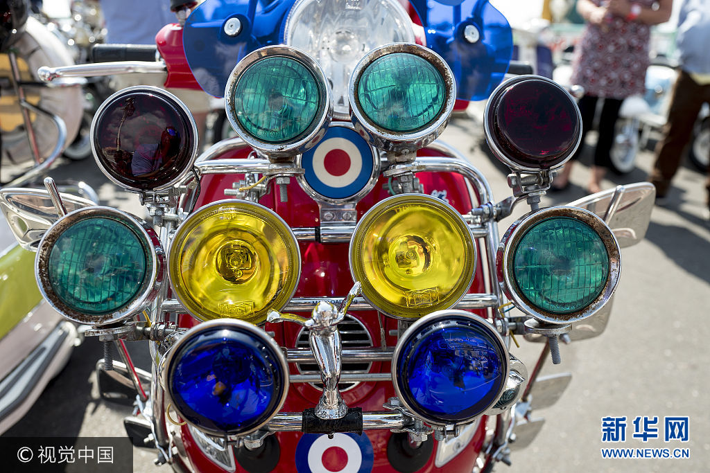 当地时间2017年8月27日，英国布赖顿，当地举行&ldquo;摩登派周末集会&rdquo;，民众骑摩托车参加。***_***BRIGHTON, ENGLAND - AUGUST 27: Coloured headlight on a scooter during The Mod Weekender, on August 27, 2017 in Brighton, England.  Brighton became the meeting place for Mods on their scooters in the 1960's and has continued to attract groups traditionally on the August Bank Holiday each year since. (Photo by Alan Crowhurst/Getty Images)