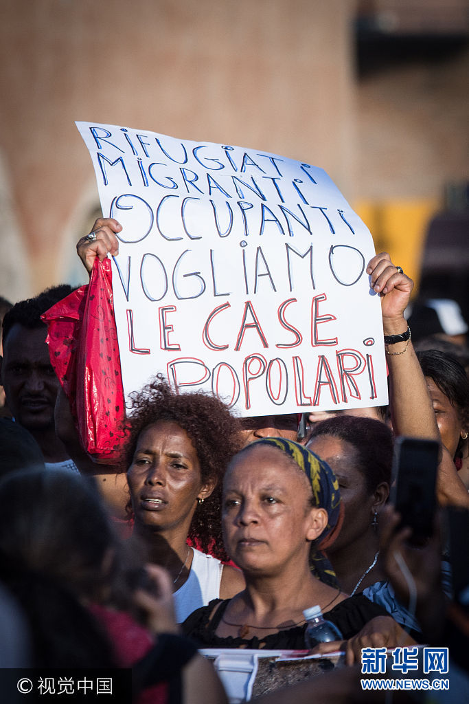 當地時間2017年8月26日，意大利羅馬，難民聚集抗議遭當局驅趕。***_***Refugees and members of non governmental organizations stage a protest against eviction by Italian security forces and removing from a building where they had been living at Esquilino Square in Rome, Italy on August 26, 2017 (Photo by Andrea Ronchini/NurPhoto/Sipa USA) Photo via Newscom