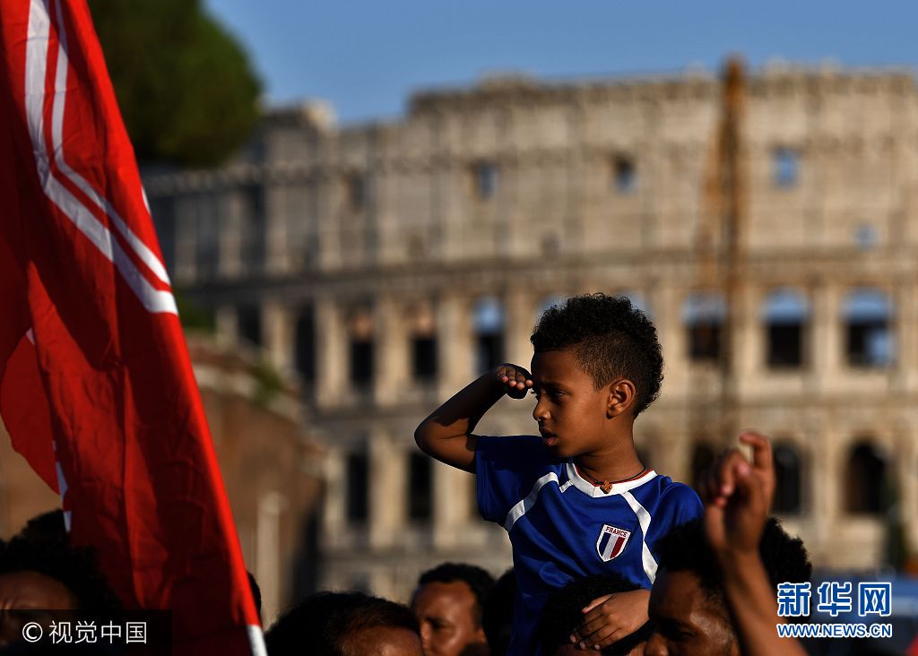 當地時間2017年8月26日，意大利羅馬，難民聚集抗議遭當局驅趕。***_***Evicted people and activists of the Movement for the Struggle for Housing march in central Rome during a demonstration on August 26, 2017. Italy is set to issue new guidelines on refugee evictions after the UN criticised the ousting of hundreds of people from a Rome building last week, local media reported. Filippo MONTEFORTE