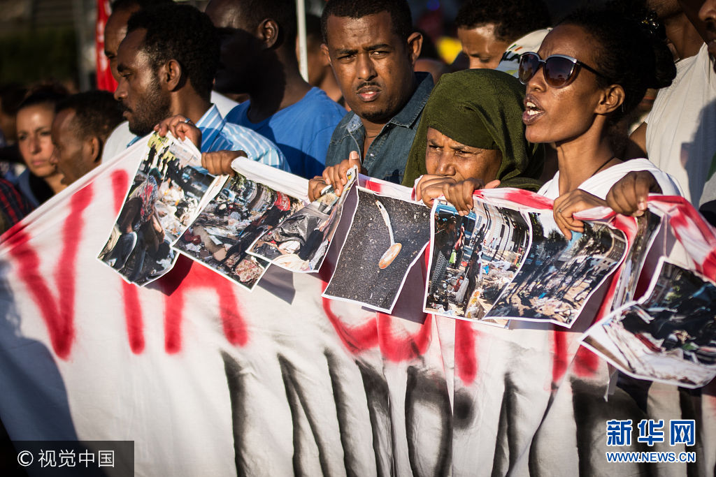 當地時間2017年8月26日，意大利羅馬，難民聚集抗議遭當局驅趕。***_***Refugees and members of non governmental organizations stage a protest against eviction by Italian security forces and removing from a building where they had been living at Esquilino Square in Rome, Italy on August 26, 2017 (Photo by Andrea Ronchini/NurPhoto/Sipa USA) Photo via Newscom