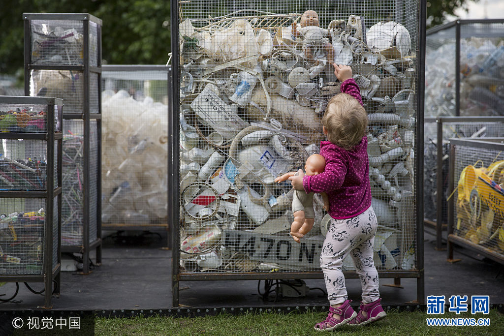 当地时间2017年8月31日，英国伦敦，来自西班牙的艺术家在泰晤士河畔放置了一个&ldquo;未来尘埃&rdquo;装置，供来往游人观赏。这个装置中的物品都是艺术家从泰晤士河中捡出的塑料垃圾，然后按照颜色进行归类，艺术家想借此装置向人们宣传水污染问题和保护环境的重要性。***_***LONDON, ENGLAND - AUGUST 31: A child looks at Future Dust, an installation by Maria Arceo, is installed in Potters Field Park as part of the Totally Thames festival on August 31, 2017 in London, England.  Future Dust is an installation that explores the issue of plastic pollution through colour coded objects collected from the beaches of the river Thames. Maria Arceo is a Spanish artist based in London. Totally Thames is an annual arts and culture festival in the month of September managed by the Thames Festival Trust. (Photo by Rob Stothard/Getty Images)