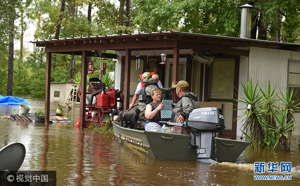 当地时间2017年8月31日，美国德克萨斯州，飓风“哈维”的影响仍在持续。德州州长阿伯特称，“哈维”带来的灾难远远强于2005年的“卡特里娜”和2012年的“桑迪”，预计超过4.8万座房屋受到“哈维”的影响而损毁，现在估计至少有31人死亡、超过3万人无家可归。***_***August 31, 2017 - Calcasieu Parish, Louisiana, United States: Calcasieu Parish Sheriff's Deputies, Marine Division, Sgt. Kevin Fruge, right and Sgt. Kyle Miers, left, rescue Randall Trahan from his flooded home on the Calcasieu River Wednesday. Already in the boat is Deanna Turner, seated center, also rescued from her home next door as rain from Hurricane Harvey caused flooding on almost all tributaries and rivers in the Parish. (Patrick Dennis/The Advocate / Polaris)