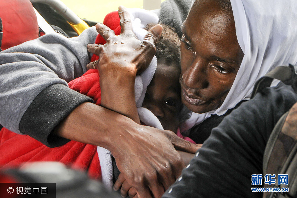 当地时间2017年8月31日，美国德克萨斯州，飓风“哈维”的影响仍在持续。德州州长阿伯特称，“哈维”带来的灾难远远强于2005年的“卡特里娜”和2012年的“桑迪”，预计超过4.8万座房屋受到“哈维”的影响而损毁，现在估计至少有31人死亡、超过3万人无家可归。***_***A woman coddles a child in the cabin of an HH-60 Pave Hawk helicopter, operated by Airmen of the 106th Rescue Wing assigned to the New York Air National Guard, over Beaumont, Texas, August 30, 2017. The members of the 106th pulled the family up from flood waters in front of their home and dropped them off safely at an evacuee collection point. Daniel H. Farrell/U.S. Air National Guard/UPI Photo via Newscom