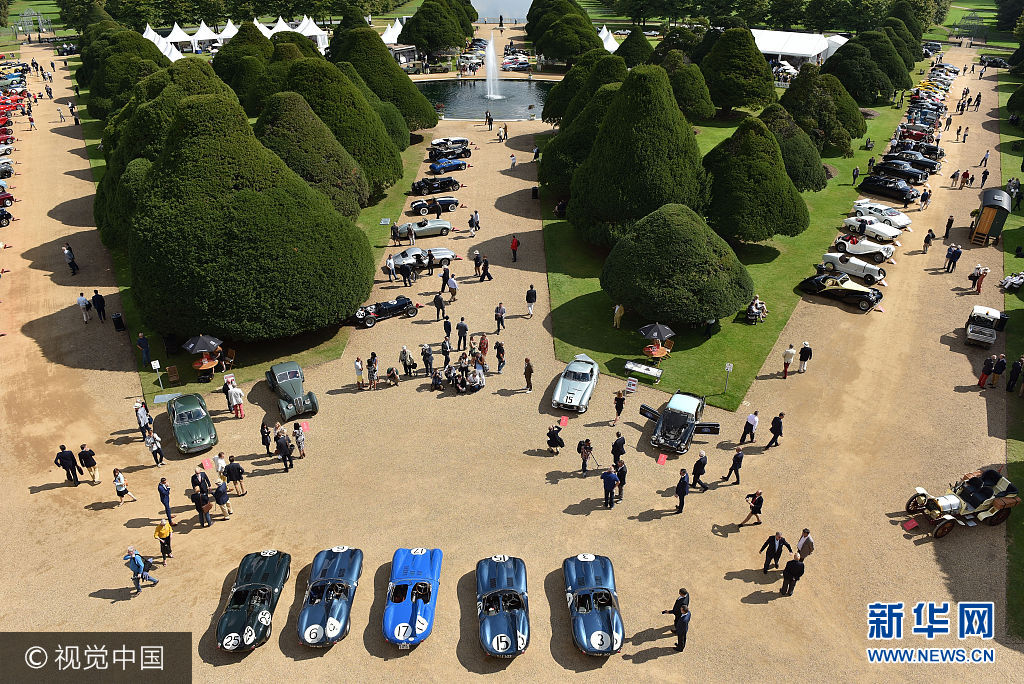 当地时间2017年9月1日，英国伦敦，在汉普敦宫举行了英国老爷车展，来自世界各地精心挑选的60辆老爷车在当地展出，而这些车的车主们也将给老爷车们投票，选出最&ldquo;拉风&rdquo;的老爷车。***_***LONDON, ENGLAND - SEPTEMBER 01: In celebration of the 60th anniversary of Jaguar's 1-2-3-4-6 finish at the 1957 Le Mans 24 hour race the 5 Jaguar D-Types that accomplished the result are displayed together for the first time in 60 years at the Concours of Elegance at Hampton Court Palace on September 1, 2017 in London, England. The show brings together a selection of 60 of the rarest cars from around the world. Uniquely, the Concours of Elegance winner is selected by the owners of the cars themselves, each participant is asked to vote on the other models on display to decide which car is considered to be the 'Best of Show'.  (Photo by John Keeble/Getty Images)