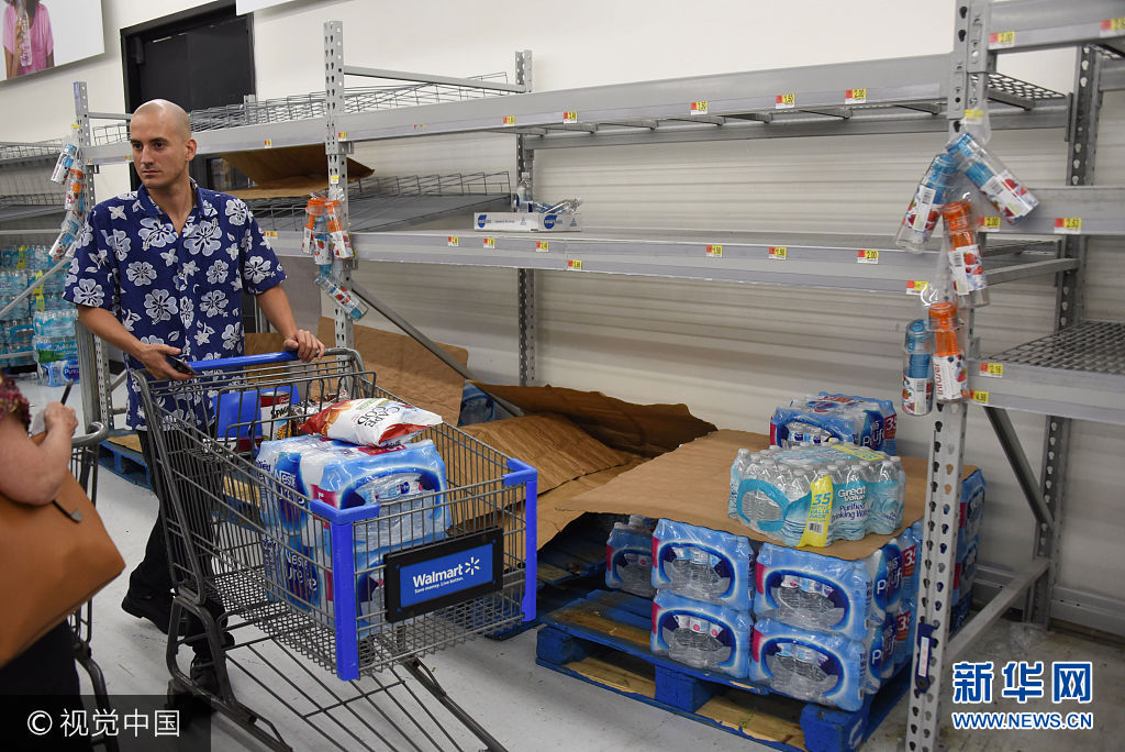 當地時間2017年9月4日，美國佛羅裏達州哈倫代爾，颶風“艾瑪”逼近佛羅裏達州，民眾去超市搶購生活必需品。***_***Pictured: empty water shelves Ref: SPL1567144  040917   Picture by: Michele Eve