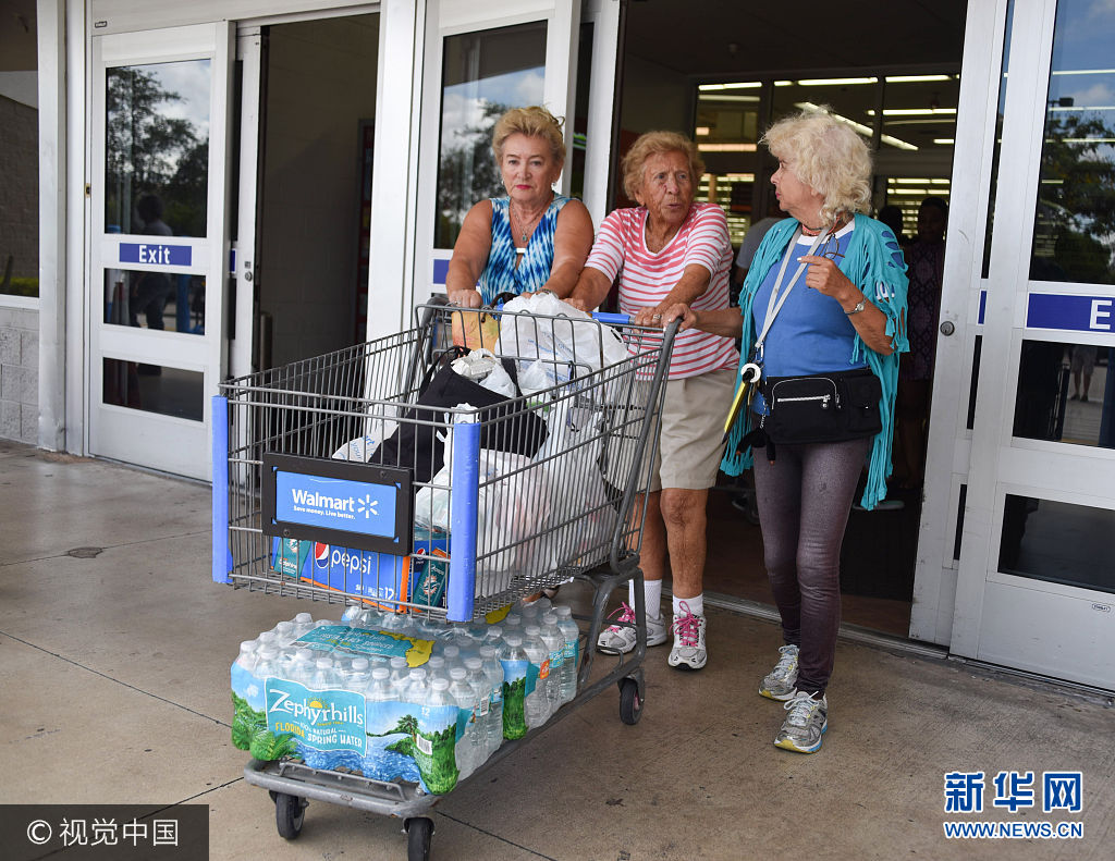 當地時間2017年9月4日，美國佛羅裏達州哈倫代爾，颶風&ldquo;艾瑪&rdquo;逼近佛羅裏達州，民眾去超市搶購生活必需品。***_***Preparations are under way as Hurricane Irma has an increasing chance to affect Florida, NHC says in Hallandale, Florida.   Ref: SPL1567144  040917   Picture by: Michele Eve