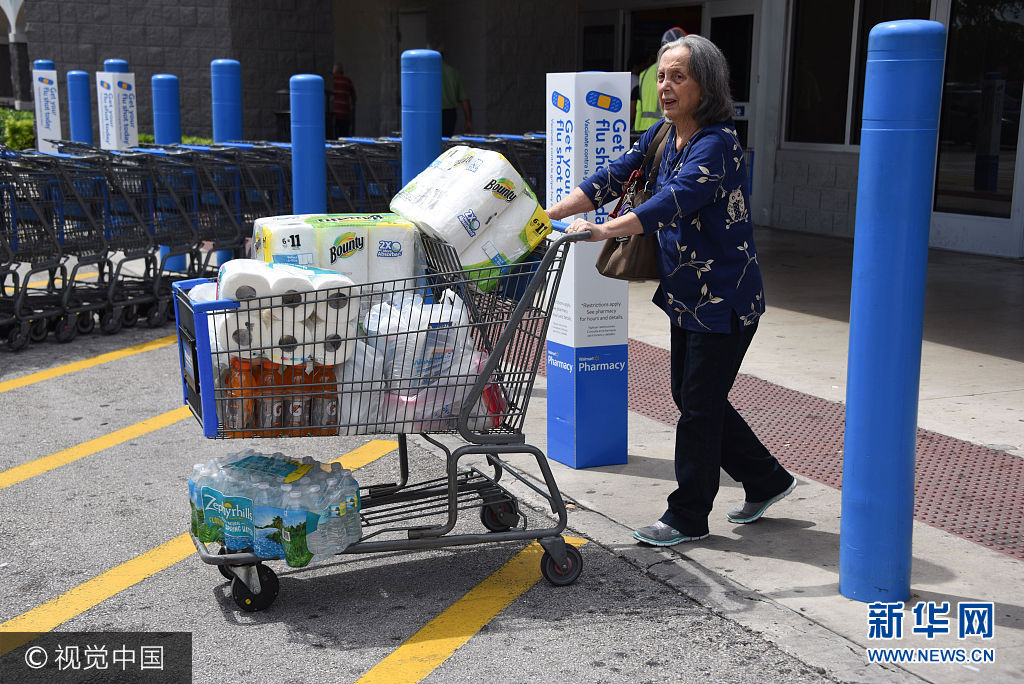當地時間2017年9月4日，美國佛羅裏達州哈倫代爾，颶風&ldquo;艾瑪&rdquo;逼近佛羅裏達州，民眾去超市搶購生活必需品。***_***Preparations are under way as Hurricane Irma has an increasing chance to affect Florida, NHC says in Hallandale, Florida.   Ref: SPL1567144  040917   Picture by: Michele Eve