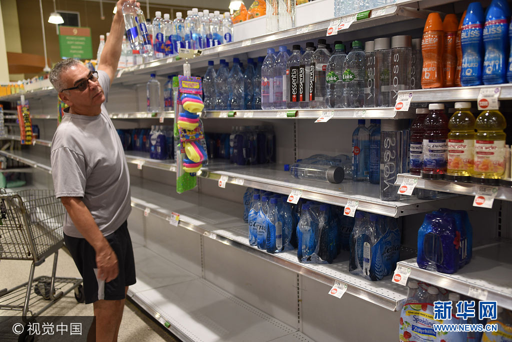 當地時間2017年9月4日，美國佛羅裏達州哈倫代爾，颶風&ldquo;艾瑪&rdquo;逼近佛羅裏達州，民眾去超市搶購生活必需品。***_***Pictured: empty shelves Ref: SPL1567144  040917   Picture by: Michele Eve