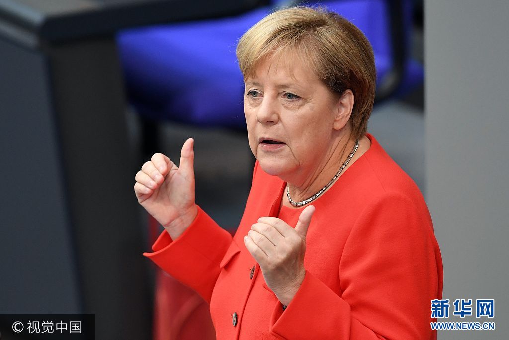 当地时间2017年9月5日，德国柏林，德国总理默克尔支持举行换届前最后一次政府会议，并发表讲话。***_***BERLIN, GERMANY - SEPTEMBER 05: German Chancellor Angela Merkel delivers a speech at the German parliament Bundestag in Berlin, Germany on September 05, 2017. (Photo by Maurizio Gambarini/Anadolu Agency/Getty Images)