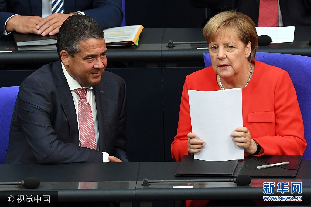 当地时间2017年9月5日，德国柏林，德国总理默克尔支持举行换届前最后一次政府会议，并发表讲话。***_***BERLIN, GERMANY - SEPTEMBER 05: Vice-Chancellor and Foreign Minister Sigmar Gabriel (L) and German Chancellor Angela Merkel (R) attend a meeting of the German parliament Bundestag in Berlin, Germany on September 05, 2017. (Photo by Maurizio Gambarini/Anadolu Agency/Getty Images)