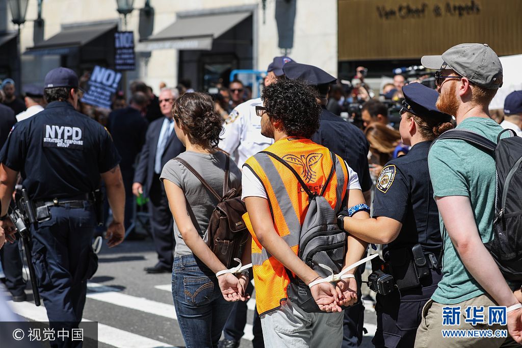 當地時間2017年9月5日，美國紐約，示威者聚集特朗普大廈外抗議美國廢除移民特別保護項目&ldquo;童年抵美者暫緩遣返&rdquo;(DACA)計劃。***_***NEW YORK, USA - DECEMBER 5 :  Police officers arrest activists protesting outside Trump Tower after US President Donald J. Trump announced the plan to rescind the DACA program in New York, New York, USA, 05 September 2017. (Photo by Canberk Yuksel/Anadolu Agency/Getty Images)