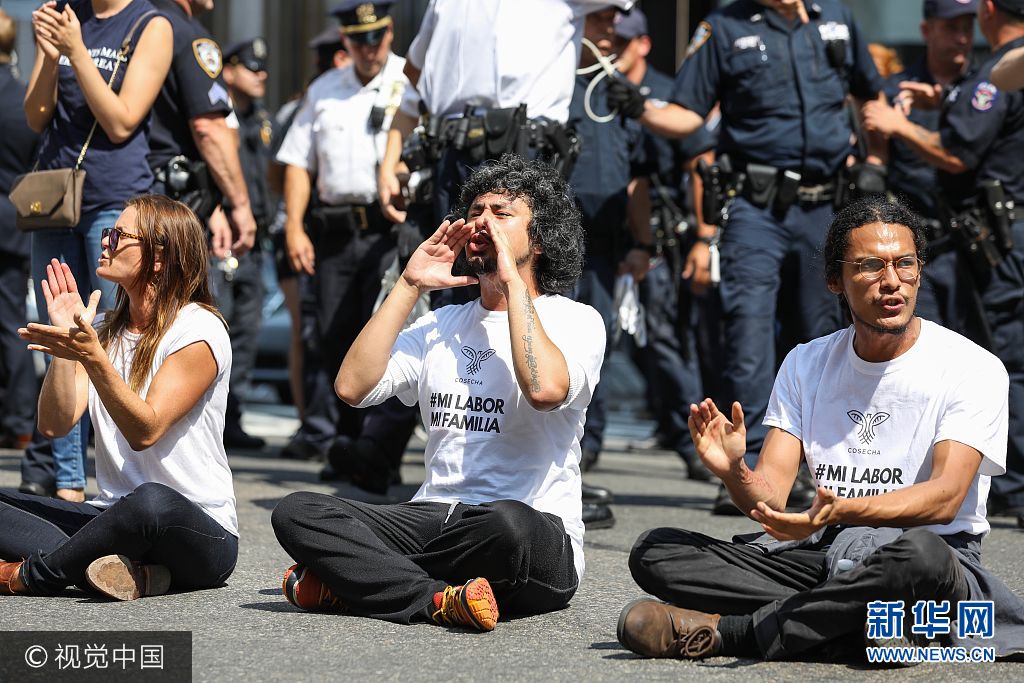 當地時間2017年9月5日，美國紐約，示威者聚集特朗普大廈外抗議美國廢除移民特別保護項目&ldquo;童年抵美者暫緩遣返&rdquo;(DACA)計劃。***_***NEW YORK, USA - DECEMBER 5 :  People protest outside Trump Tower after US President Donald J. Trump announced the plan to rescind the DACA program in New York, New York, USA, 05 September 2017. (Photo by Canberk Yuksel/Anadolu Agency/Getty Images)
