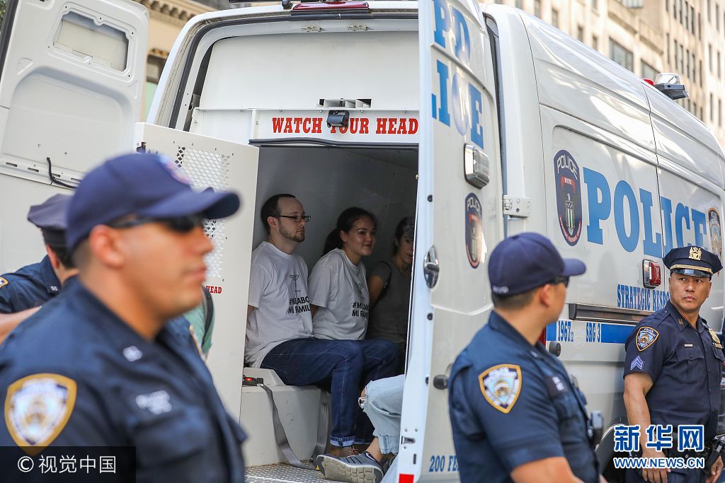 當地時間2017年9月5日，美國紐約，示威者聚集特朗普大廈外抗議美國廢除移民特別保護項目&ldquo;童年抵美者暫緩遣返&rdquo;(DACA)計劃。***_***NEW YORK, USA - DECEMBER 5 :  Police officers arrest activists protesting outside Trump Tower after US President Donald J. Trump announced the plan to rescind the DACA program in New York, New York, USA, 05 September 2017. (Photo by Canberk Yuksel/Anadolu Agency/Getty Images)