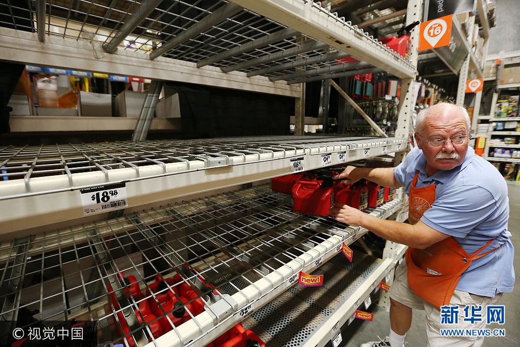 當地時間2017年9月5日，美國佛羅裏達州萊克縣女人湖，民眾在商店採購食品、飲用水和三合板等物資，準備迎接颶風&ldquo;艾瑪&rdquo;。&ldquo;艾瑪&rdquo;當天增強為5級颶風，並向佛羅裏達州靠近。***_***Ed Fluker arranges the last remaining gas containers on otherwise empty shelves at The Home Depot in Lady Lake on Tuesday afternoon, Sept. 5, 2017. The empty shelves beside him are where the generators are typically displayed. The store was out of generators and water early Tuesday. Buyers at the store are preparing for Hurricane Irma. (Stephen M. Dowell/Orlando Sentinel/TNS via Getty Images)