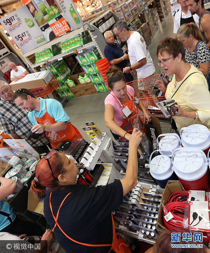 當地時間2017年9月5日，美國佛羅裏達州萊克縣女人湖，民眾在商店採購食品、飲用水和三合板等物資，準備迎接颶風&ldquo;艾瑪&rdquo;。&ldquo;艾瑪&rdquo;當天增強為5級颶風，並向佛羅裏達州靠近。***_***Shoppers compete for last minute hurricane supplies at The Home Depot in Lady Lake on Tuesday afternoon, Sept. 5, 2017. Buyers are preparing for Hurricane Irma. The store was out of generators and water early Tuesday. (Stephen M. Dowell/Orlando Sentinel/TNS via Getty Images)