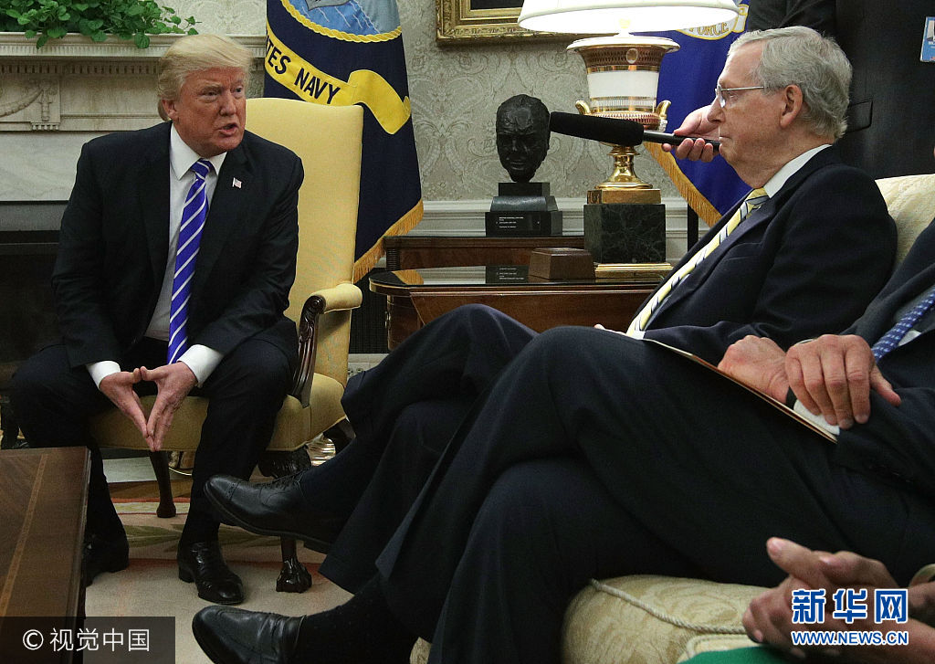 當地時間2017年9月6日，美國華盛頓，美國總統特朗普在白宮會見眾議院多數黨領袖凱文&middot;麥卡錫、美國財政部長努欽、眾院議長保羅&middot;瑞安、美國副總統彭斯、參議院多數黨領袖麥康奈爾、眾議院少數黨領袖南希&middot;佩洛西。***_***WASHINGTON, DC - SEPTEMBER 06:  U.S. President Donald Trump (L) meets with Senate Majority Leader Mitch McConnell (R-KY) (R) and other congressional leaders in the Oval Office of the White House September 6, 2017 in Washington, DC. President Trump met with Congressional leaders to discuss bi-partisan issues.  (Photo by Alex Wong/Getty Images)