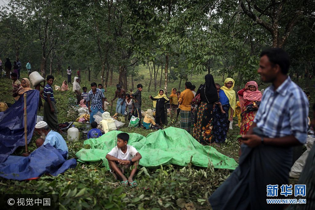 当地时间2017年9月7日，孟加拉国科克斯巴扎尔，逃离孟加拉国的罗兴亚人生活在难民营里。***_***COX'S BAZAR, BANGLADESH - SEPTEMBER 07: Rohingya Muslims, fled from ongoing military operations in Myanmars Rakhine state, make their way to enter Bangladesh at a refugee camp 50 kilometers south of Cox's Bazar, Bangladesh on September 07, 2017. Violence erupted in Myanmars Rakhine state on Aug. 25 when the countrys security forces launched an operation against the Rohingya Muslim community. It triggered a fresh influx of refugees towards neighboring Bangladesh, though the country sealed off its border to refugees. (Photo by Onur Coban/Anadolu Agency/Getty Images)