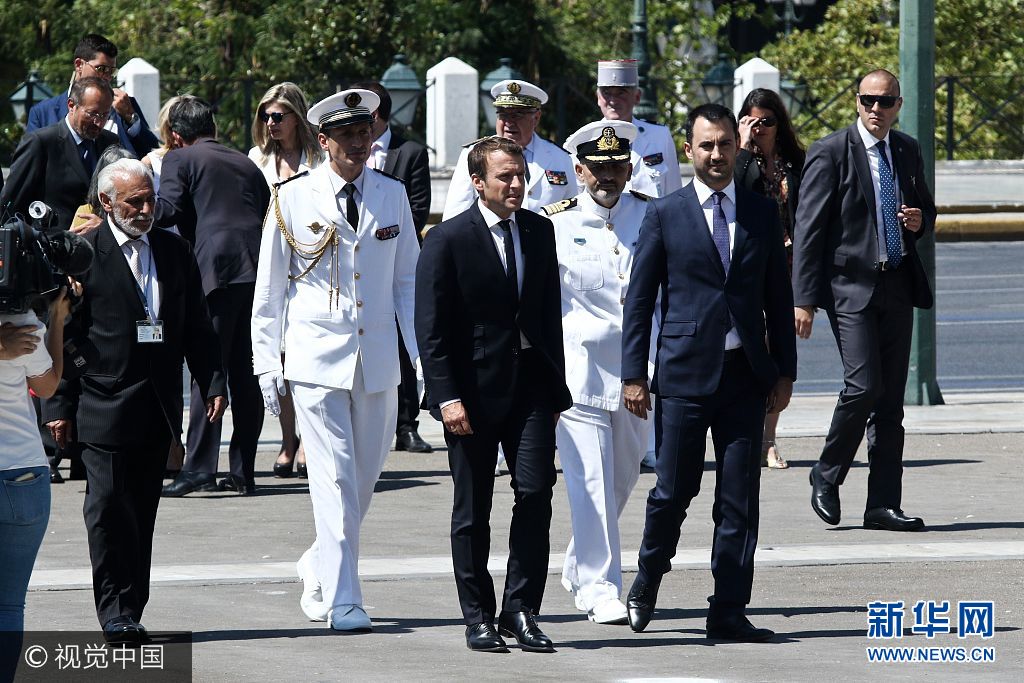 当地时间2017年9月7日，希腊雅典，法国总统马克龙携妻子布里吉特对希腊进行为期两天访问。马克龙在位于雅典宪法广场的无名英雄纪念碑出席献花仪式。***_***ATHENS, GREECE - SEPTEMBER 7: French President Emmanuel Macron attends a wreath laying ceremony at the monument of the unknown soldier in front of the Greek Parliament during his visit in Athens, Greece on September 7, 2017. (Photo by Andreas Papakonstantinou/Anadolu Agency/Getty Images)