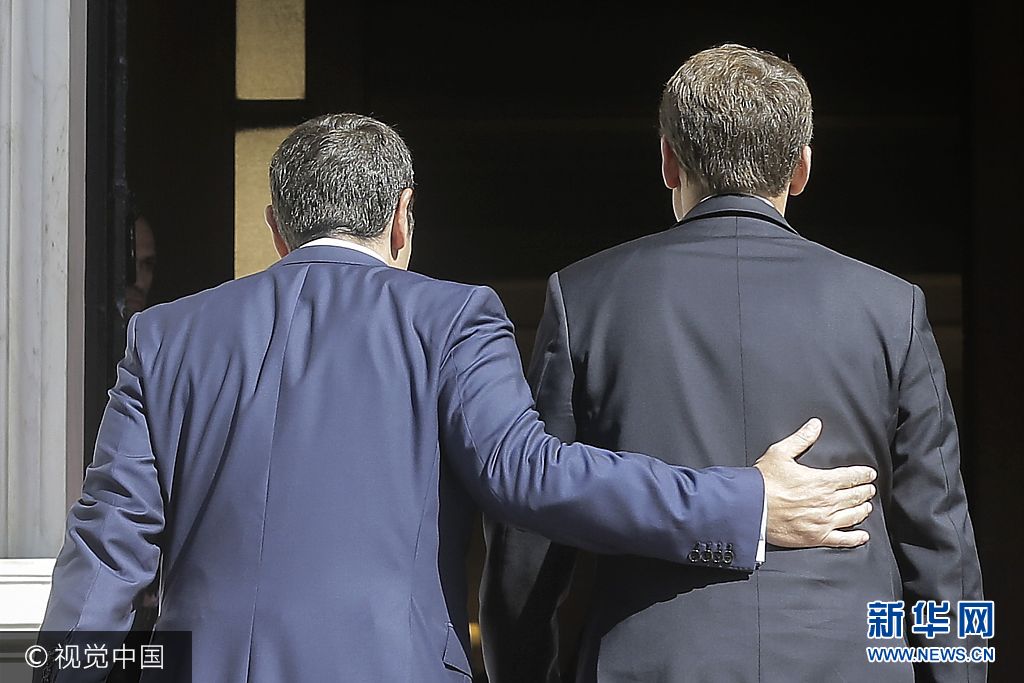 当地时间2017年9月7日，希腊雅典，法国总统马克龙携妻子布里吉特对希腊进行为期两天访问。***_***ATHENS, GREECE - SEPTEMBER 07: French President Emmanuel Macron (R) is welcomed by Prime Minister of Greece Alexis Tsipras (L) during his visit in Athens, Greece on September 07, 2017.  (Photo by Ayhan Mehmet/Anadolu Agency/Getty Images)