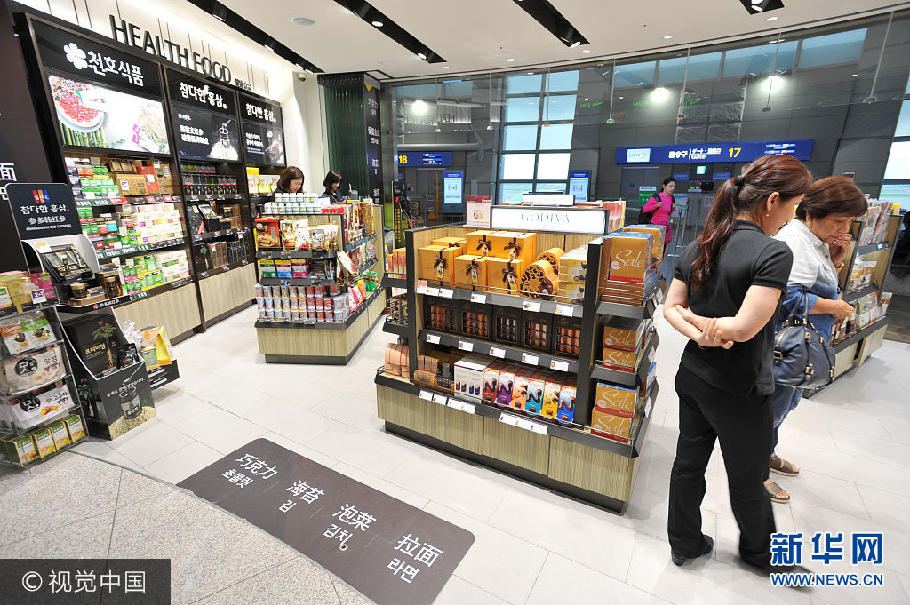 ***_***当地时间2017年8月10日，韩国首尔仁川国际机场国际出发候机楼内，纪念品商店内除了店员外几乎没有顾客光顾。