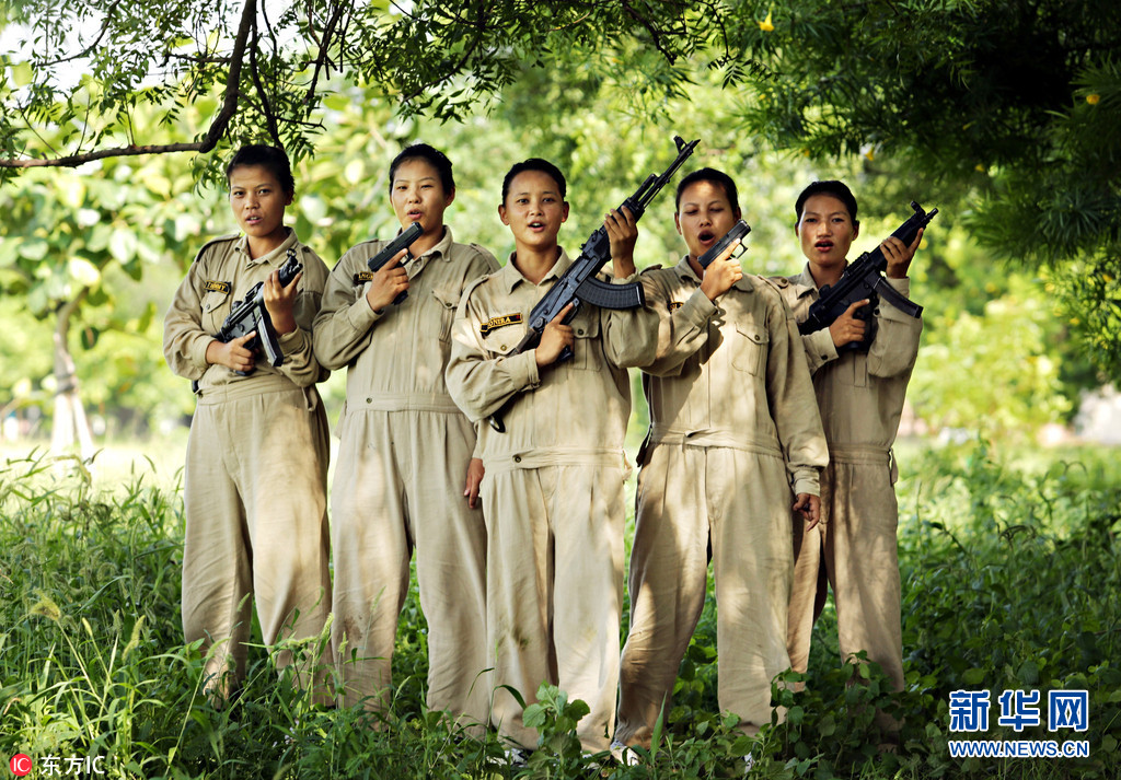 印度高能女兵 翻墙打枪过独木桥样样在行(组图