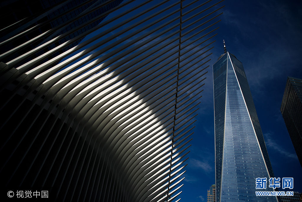 當地時間2017年9月8日，美國紐約，9/11國家紀念博物館為&ldquo;9&middot;11&rdquo;事件16周年紀念活動做準備。***_***NEW YORK, NY - SEPTEMBER 8: A view of the Oculus and One World Trade Center, September 8, 2017 in New York City. New York City is preparing to mark the 16th anniversary of the September 11th terrorist attacks that struck New York City and Washington, DC in 2001. (Photo by Drew Angerer/Getty Images)