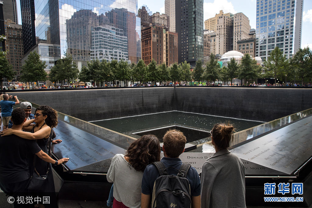 當地時間2017年9月8日，美國紐約，9/11國家紀念博物館為&ldquo;9&middot;11&rdquo;事件16周年紀念活動做準備。***_***NEW YORK, NY - SEPTEMBER 8: Visitors pause at the National September 11 Memorial, September 8, 2017 in New York City. New York City is preparing to mark the 16th anniversary of the September 11th terrorist attacks that struck New York City and Washington, DC in 2001. (Photo by Drew Angerer/Getty Images)