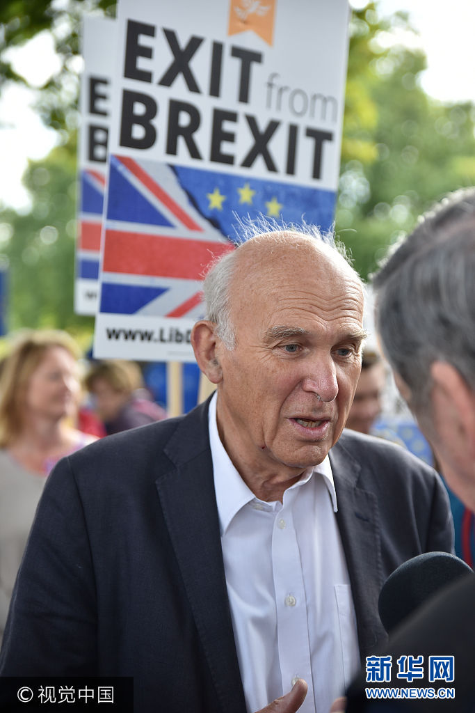 当地时间2017年9月9日，英国伦敦，亲欧盟示威者举行游行，抗议脱欧。***_***LONDON, UNITED KINGDOM - SEPTEMBER 09:  LibDem leader Vince Cable seen during the anti Brexit march on September 09, 2017 in London, England.  PHOTOGRAPH BY Matthew Chattle/Barcroft Images