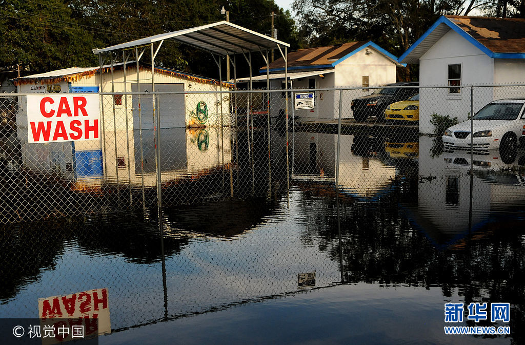 當地時間2017年9月13日，美國佛州，颶風&ldquo;艾爾瑪&rdquo;給當地造成極大破壞。因颶風&ldquo;艾爾瑪&rdquo;被疏散的佛羅裏達州民眾開始返回家園，許多人卻發現自己的房屋被風暴摧毀，數百萬人遭遇巨大財産損失，面臨著漫長的家園重建之路。當地時間14日，美國總統特朗普和第一夫人梅拉尼婭將前往佛州視察災情。***_***September 13, 2017- Elfers, Florida, United States - A car washing business is seen flooded by water from the nearby Anclote River in Elfers, Florida on September 13, 2017. The river rose to four feet above flood stage in the aftermath of Hurricane Irma. (Paul Hennessy/Polaris)