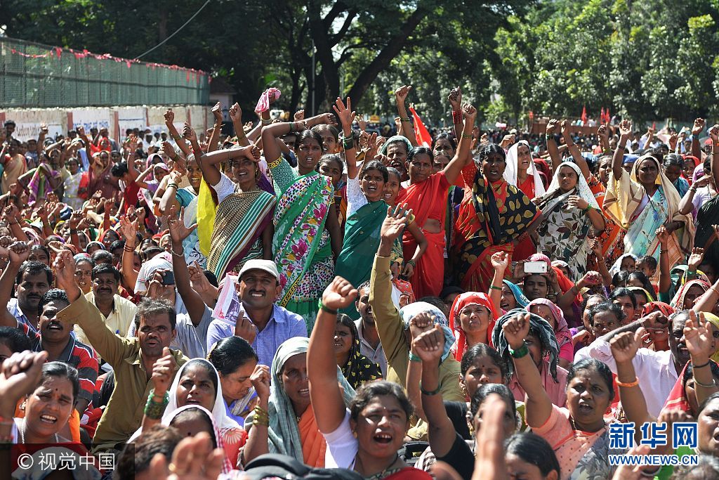 当地时间2017年9月14日，印度班加罗尔，当地民众集会游行要求提高最低工资标准至18000卢比每月（约280美元）。***_***Activists shout slogans a protest rally called by the Centre of Indian Trade Unions (CITU) to demand a fix minimum wages to the Karnataka state government, in Bangalore on September 14, 2017. Protestors were demanding the state government to fix minimum monthly wage to Rs 18,000 ($280) apart from seeking provident fund and basic health insurance. MANJUNATH KIRAN