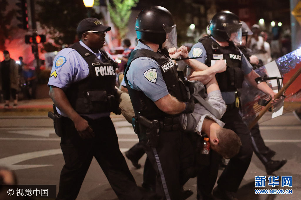 当地时间2017年9月16日，美国密苏里州圣路易斯，前白人警官斯托克利(Jason Stockley)被判无罪引发抗议。据俄罗斯卫星网报道，由于法庭判决2011年枪杀非裔美国人的警人无罪，密苏里州圣路易斯暴发抗议活动，10多名抗议者被捕。***_***ST LOUIS, MO - SEPTEMBER 16:  Police arrest a demonstrator protesting the acquittal of former St. Louis police officer Jason Stockley on September 16, 2017 in St. Louis, Missouri. Dozens of business windows were smashed and at least two police cars were damaged during a second day of protests following the acquittal of Stockley, who was been charged with first-degree murder last year following the 2011 on-duty shooting of Anthony Lamar Smith.  (Photo by Scott Olson/Getty Images)